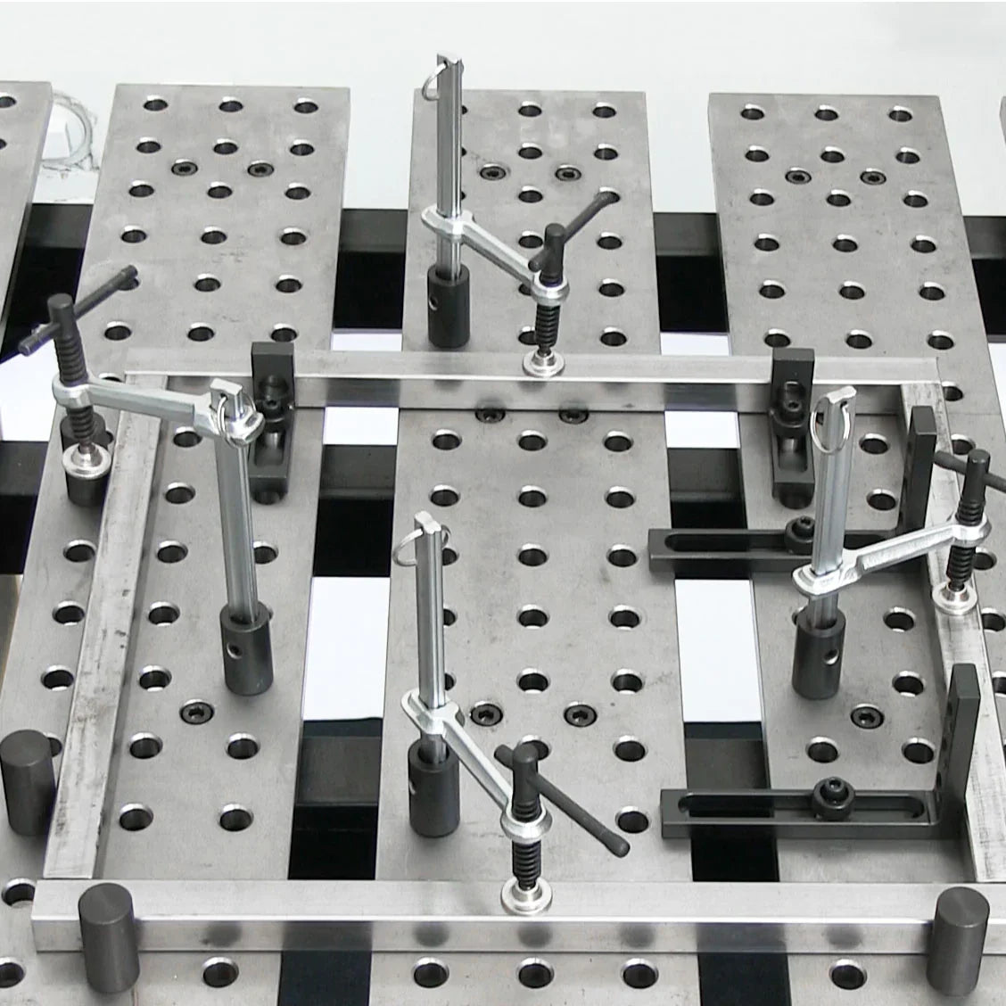 Mesas Para Soldar "MAX" Ranurado (8' x 4') - Sistema 5/8"